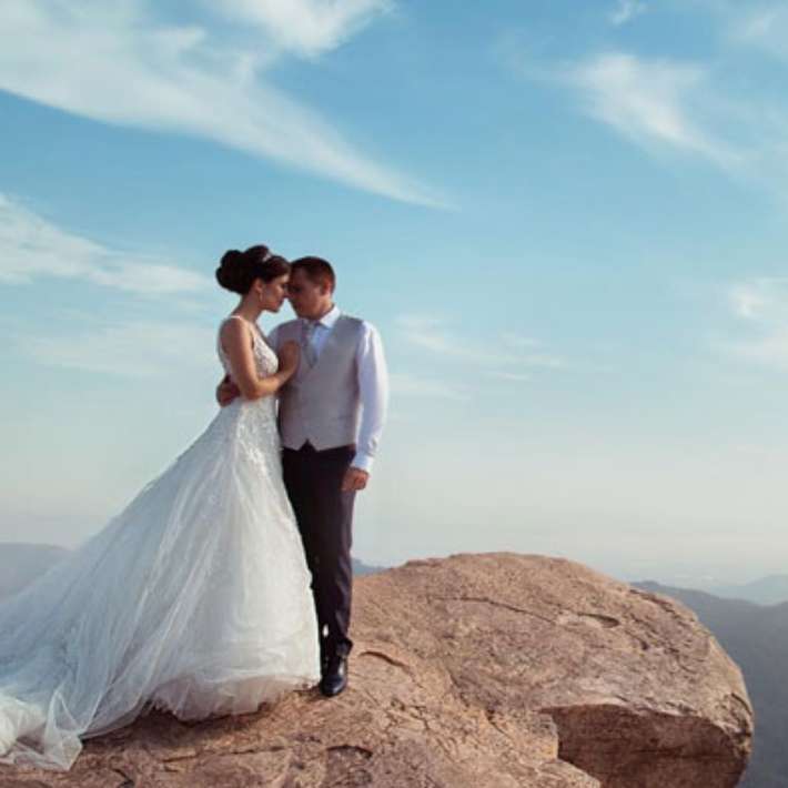 pareja de boda en la montaña